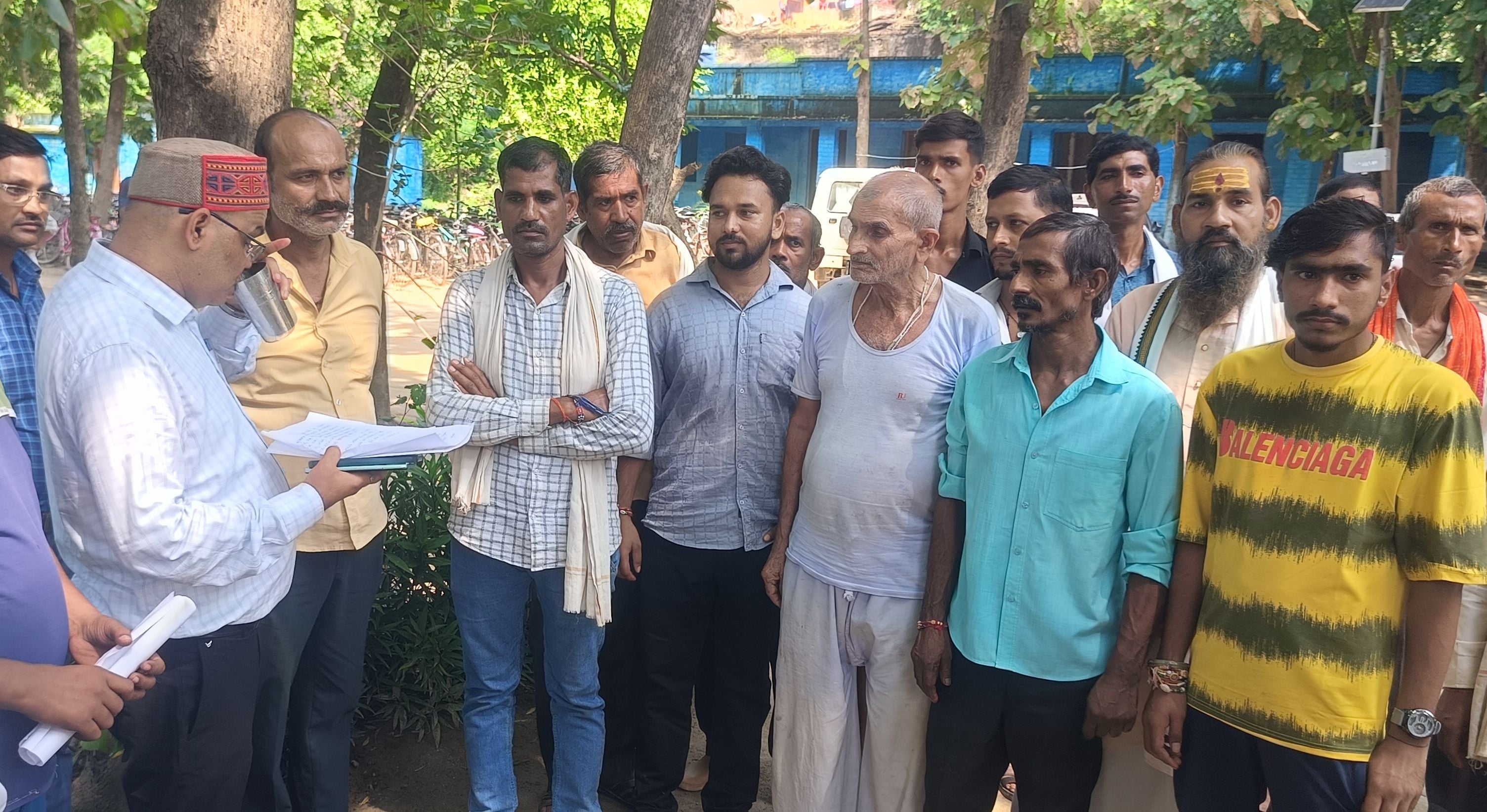 फोटो-01- किशनपुर स्थित सर्वोदय इंटर कॉलेज गेट के पास मौजूद पुलिस बल। संवाद फोटो-01- किशनपुर स्थित सर्वोदय इंटर कॉलेज गेट के पास मौजूद पुलिस बल। संवाद