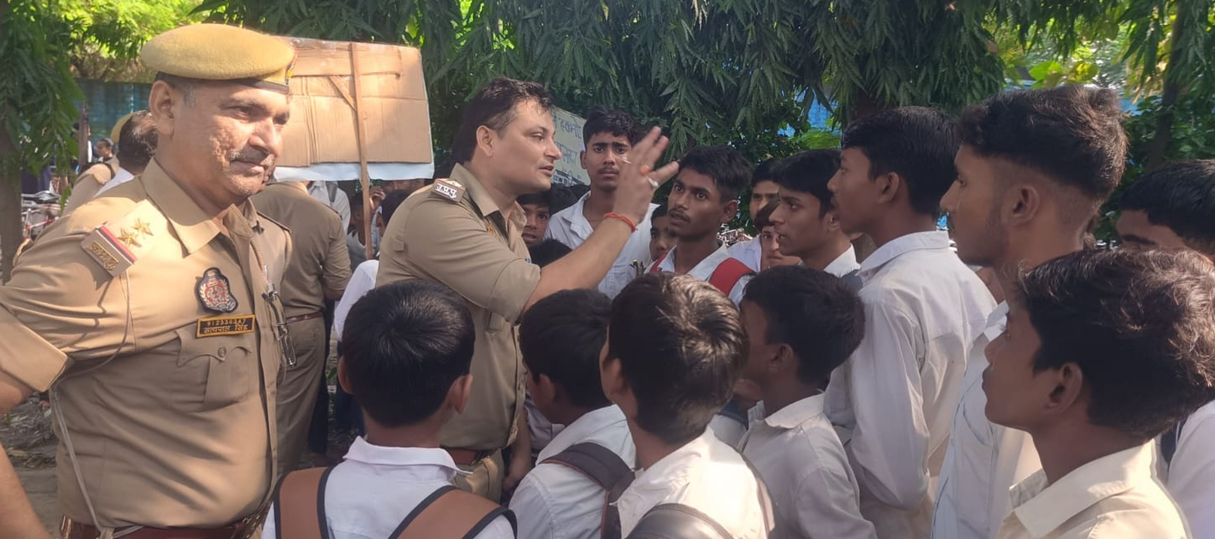 फोटो-01- किशनपुर स्थित सर्वोदय इंटर कॉलेज गेट के पास मौजूद पुलिस बल। संवाद फोटो-01- किशनपुर स्थित सर्वोदय इंटर कॉलेज गेट के पास मौजूद पुलिस बल। संवाद