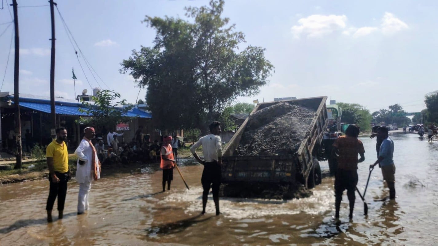 फोटाे-10-बांदा-टांडा हाईवे पर गड्ढे और जलभराव में पलटी पड़ी ईंट लदी ट्राली व लोडर। संवाद फोटाे-10-बांदा-टांडा हाईवे पर गड्ढे और जलभराव में पलटी पड़ी ईंट लदी ट्राली व लोडर। संवाद