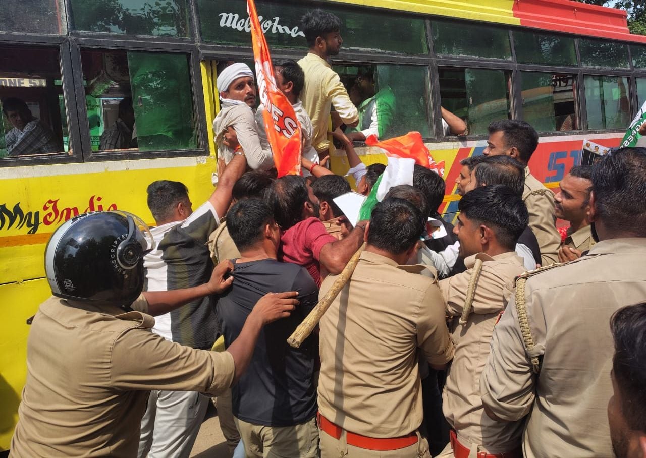 फोटो-14- सोल्जर बोर्ड चौराहा पर चुनाव आयुक्त ज्ञानेश कुमार का पुतला फूंकते कांग्रेसी। संवाद फोटो-14- सोल्जर बोर्ड चौराहा पर चुनाव आयुक्त ज्ञानेश कुमार का पुतला फूंकते कांग्रेसी। संवाद
