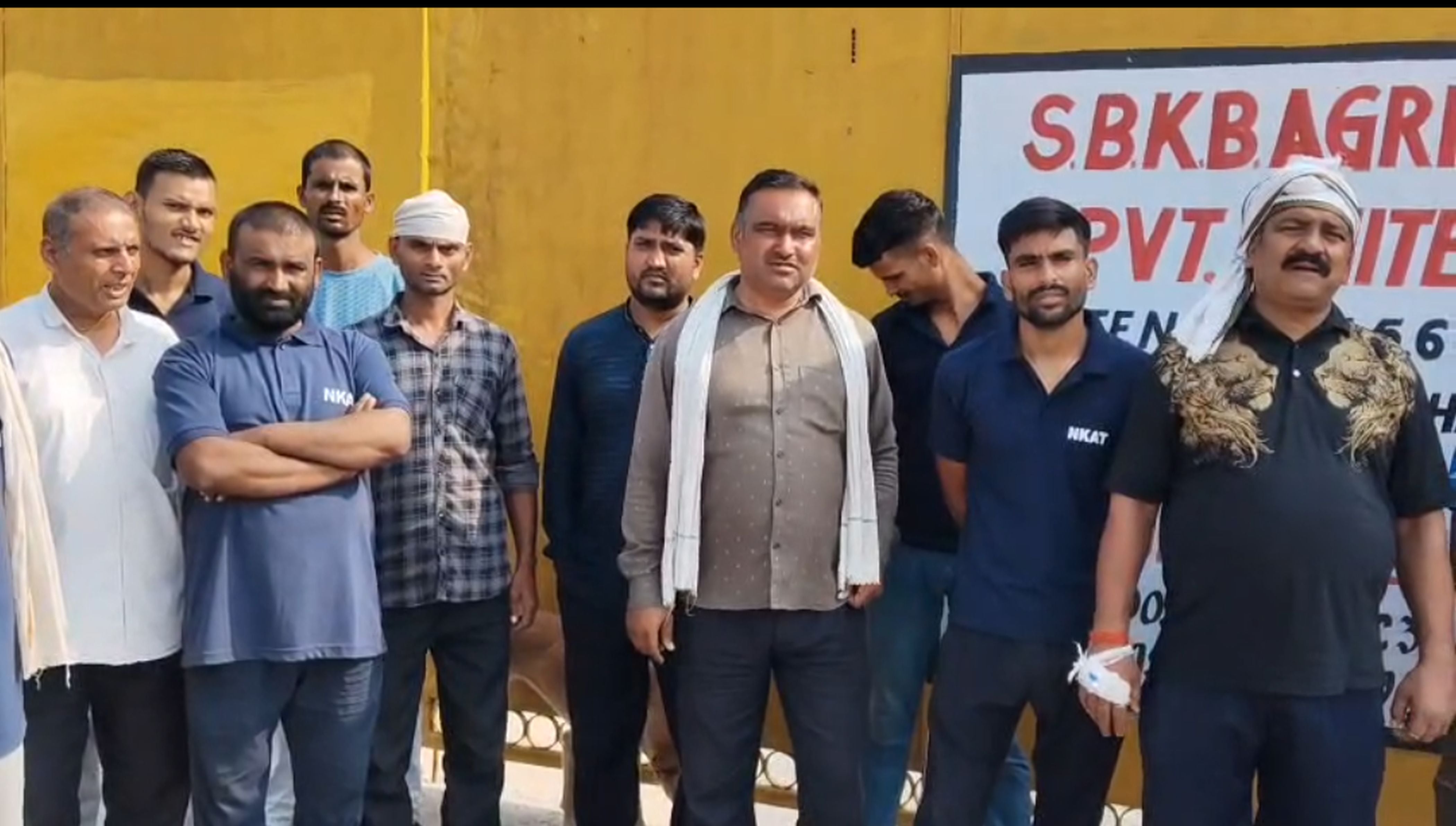 फोटो-18-औंग के छिवली गांव के पास स्थित वेयरहाउस के बाहर मौजूद श्रमिक। संवाद