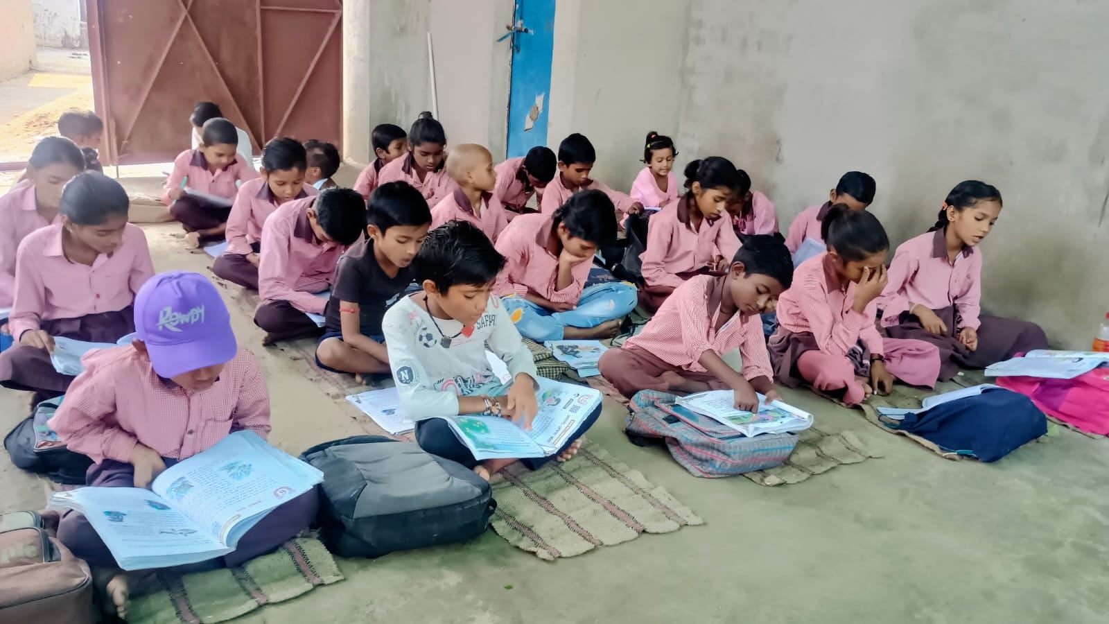 फोटो-18-विद्यालय परिसर में भरा चार फीट पानी। संवाद फोटो-18-विद्यालय परिसर में भरा चार फीट पानी। संवाद