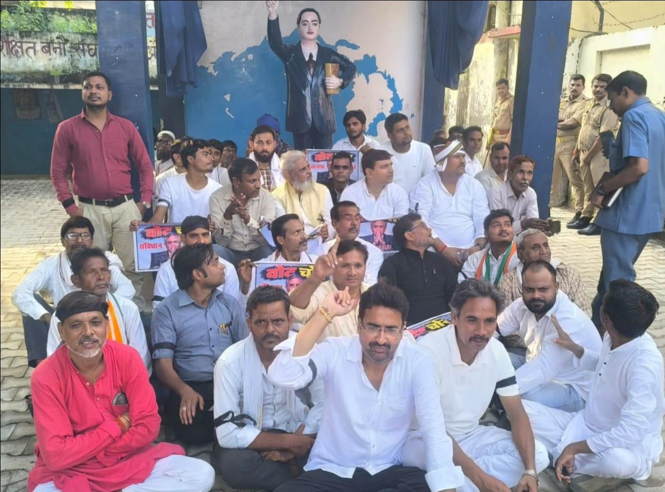 फाेटो :19: कांग्रेस कार्यकर्ताओं से बहस करते प्रभारी निरीक्षक जितेंद्र प्रताप सिंह। संवाद फाेटो :19: कांग्रेस कार्यकर्ताओं से बहस करते प्रभारी निरीक्षक जितेंद्र प्रताप सिंह। संवाद