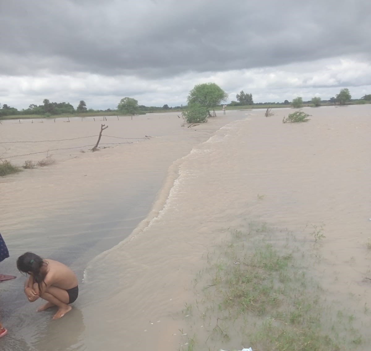 फोटो-25-नांदादेव-पड़ोहरा रपटे के ऊपर से बहता पानी। संवाद