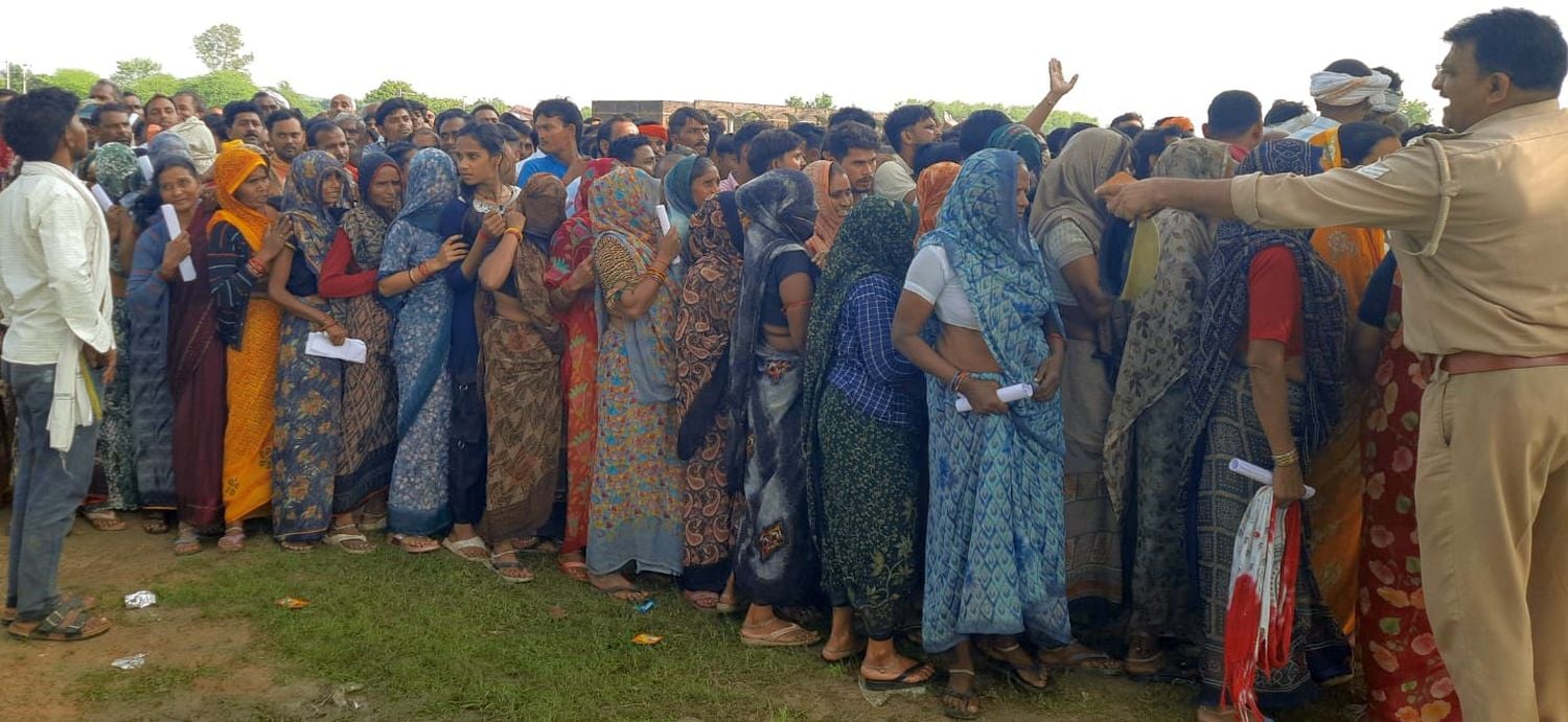 फोटो 28 एमएएचपी 10 परिचय-एसके महाविद्यालय जैतपुर परिसर में टोकन के लिए लाइन में लगने को दौड़ लगा फोटो 28 एमएएचपी 10 परिचय-एसके महाविद्यालय जैतपुर परिसर में टोकन के लिए लाइन में लगने को दौड़ लगा