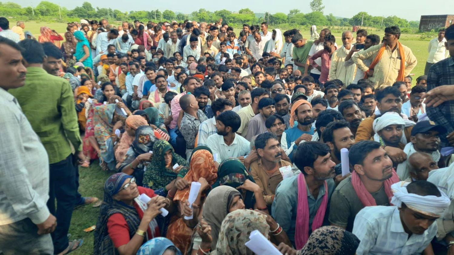 फोटो 28 एमएएचपी 10 परिचय-एसके महाविद्यालय जैतपुर परिसर में टोकन के लिए लाइन में लगने को दौड़ लगा फोटो 28 एमएएचपी 10 परिचय-एसके महाविद्यालय जैतपुर परिसर में टोकन के लिए लाइन में लगने को दौड़ लगा