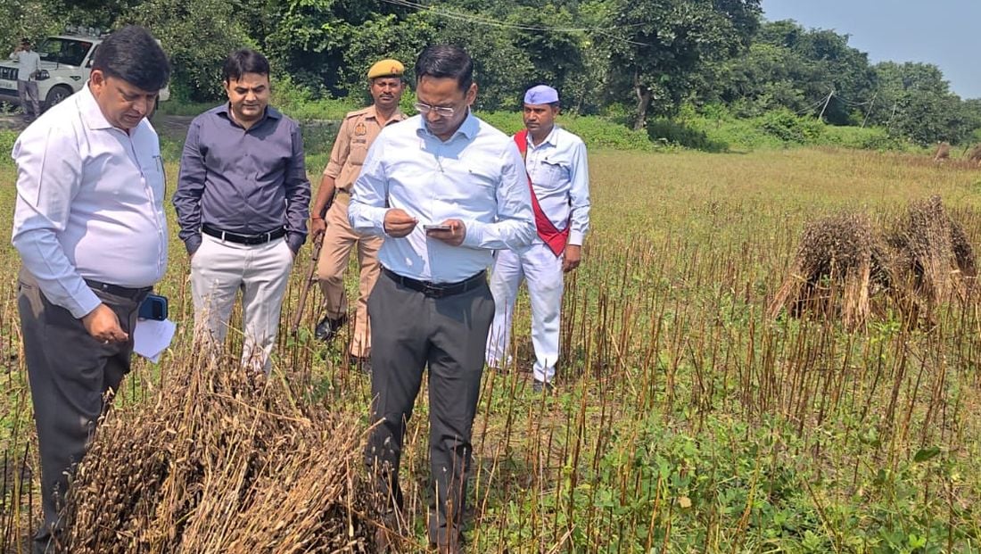 फोटो 28 एमएएचपी 22 परिचय-कस्बा खन्ना क्षेत्र में चंद्रावल नदी उफनाने से इस तरह खेतों में भरा पा