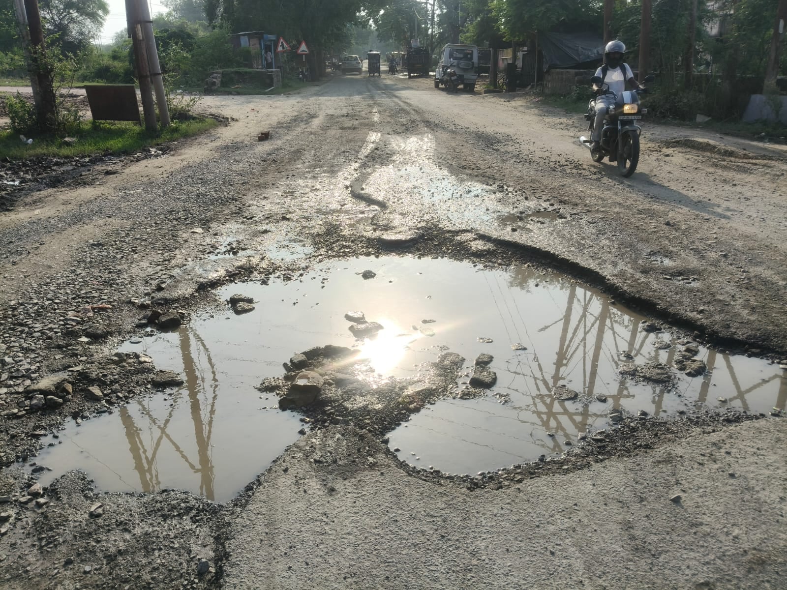 फोटो 28 सीकेटीपी 07 बनकट के पास सड़क पर गड्ढा। संवाद फोटो 28 सीकेटीपी 07 बनकट के पास सड़क पर गड्ढा। संवाद