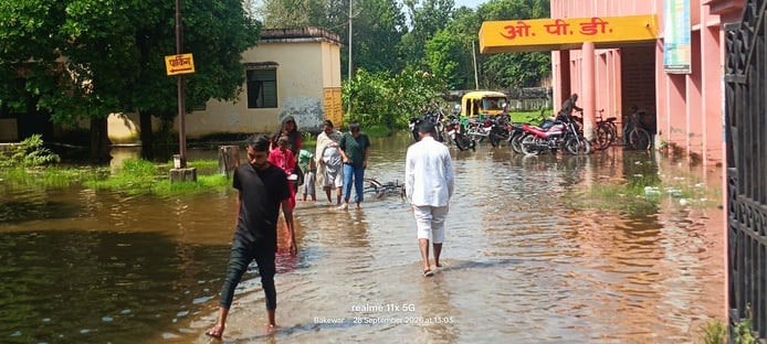 फोटो: 29 बकेवर के 50 शैया अस्पताल परिसर में भरे पानी के बीच से होकर आते जाते मरीज। संवाद फोटो: 29 बकेवर के 50 शैया अस्पताल परिसर में भरे पानी के बीच से होकर आते जाते मरीज। संवाद