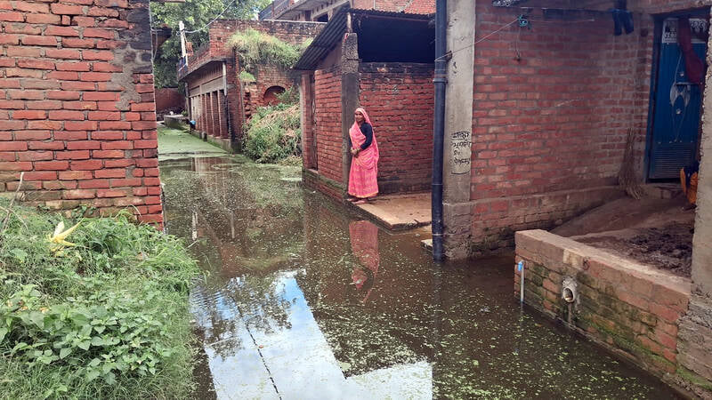 फोटो :34: छिबरामऊ के बजरिया में गिरा कच्चा मकान। फोटो :34: छिबरामऊ के बजरिया में गिरा कच्चा मकान।