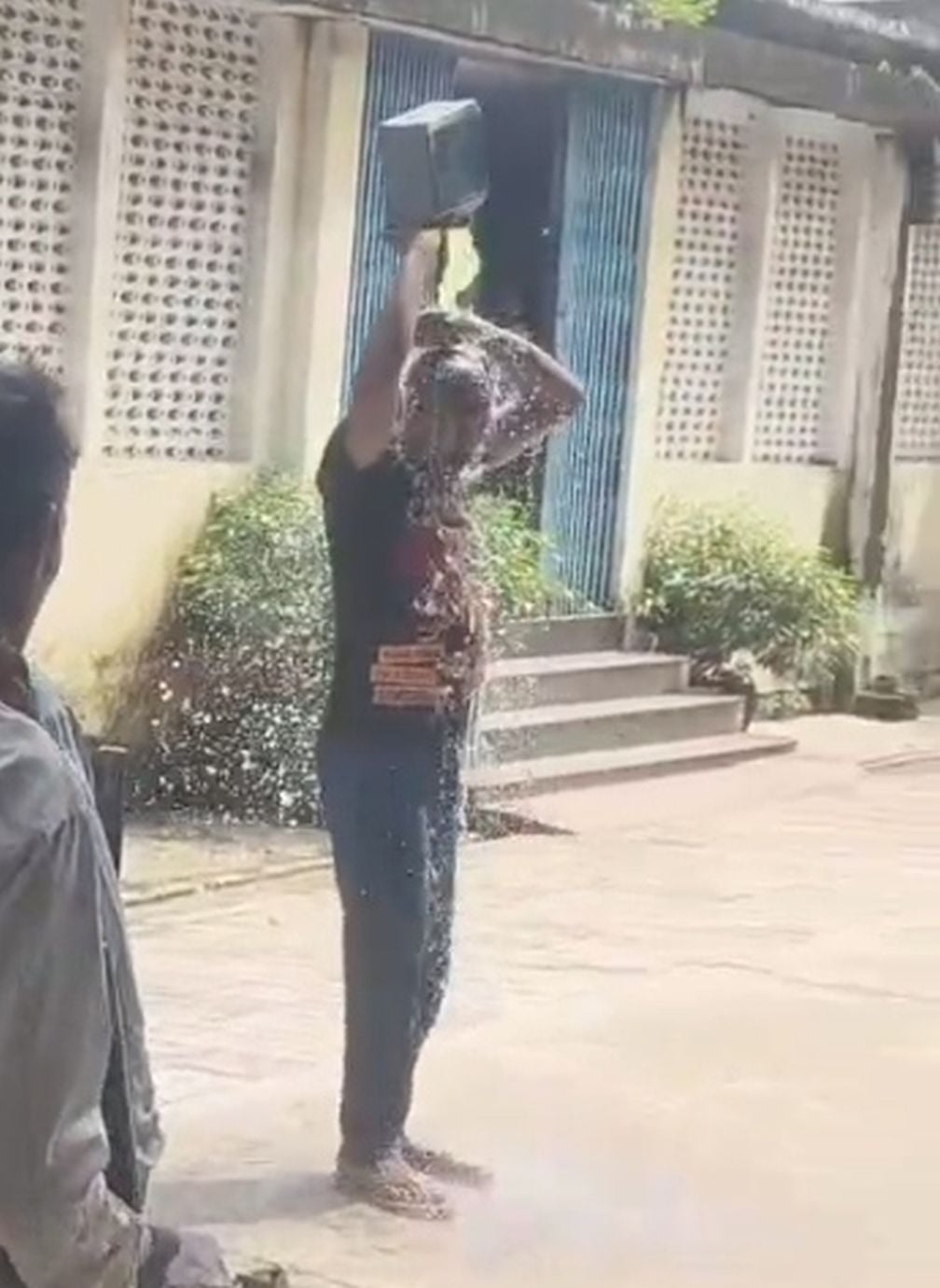 फोटो-34- कलक्ट्रेट परिसर में स्वयं पर डीजल डालकर आत्मदाह का प्रयास करता युवक। स्रोत