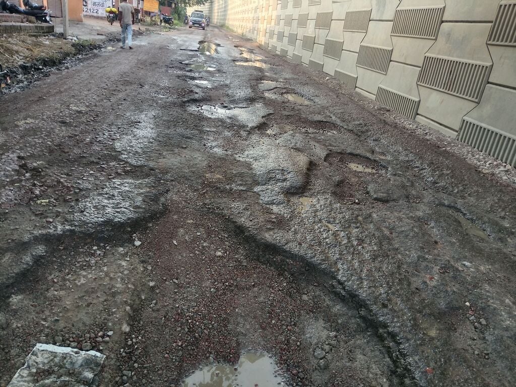 फोटो-35- फतेहपुर से चौडगरा आने वाले संपर्क मार्ग का हाल। संवाद फोटो-35- फतेहपुर से चौडगरा आने वाले संपर्क मार्ग का हाल। संवाद