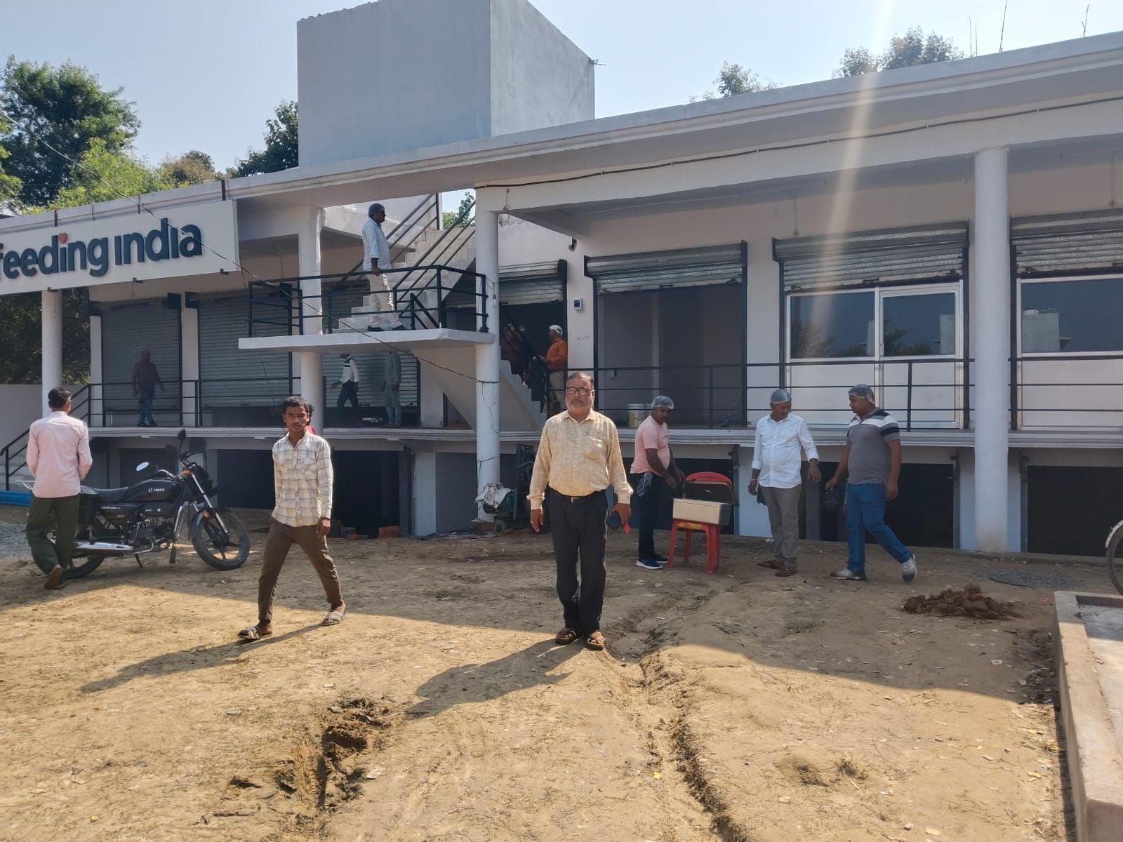 फोटो-6-बलरामपुर के आंगनबाड़ी केंद्र सराय खास में नौनिहालों को पढ़ाती आंगनवाड़ी कार्यकर्ता।-संवा