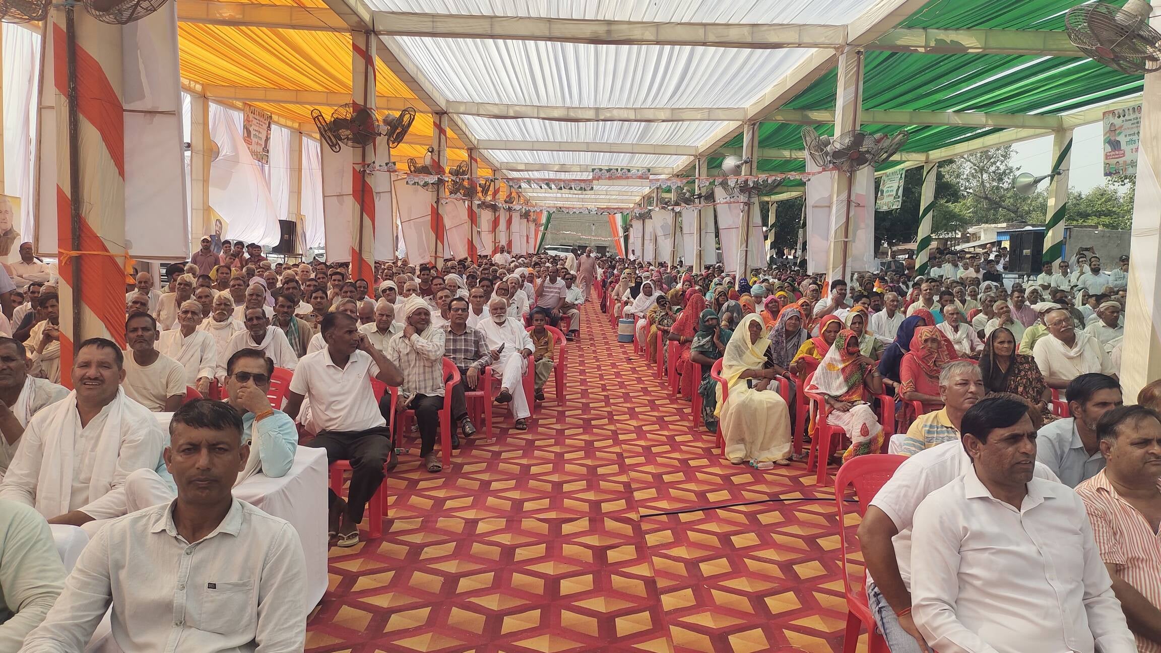 फोटो संख्या:75-रोड शो के दौरान  कार्यकर्ताओं व लोगों का अभिवांदन करते पूर्व मुख्यमंत्री भूपें