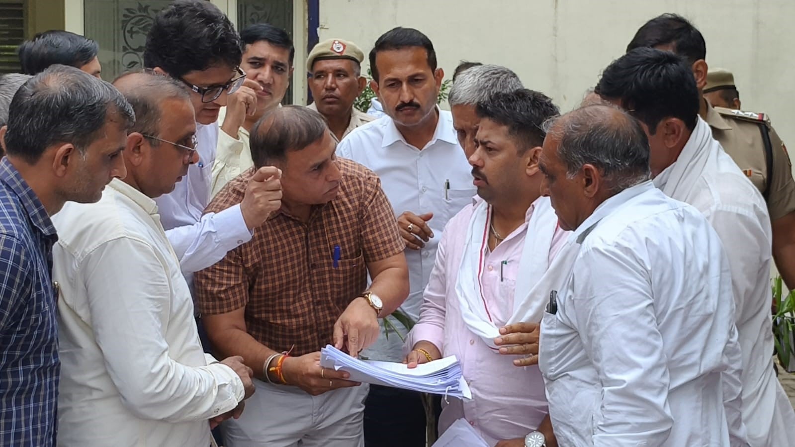 फोटो: : सोनीपत के आईएमटी खरखौदा में एसएसआईआईडीसी के स्थानीय कार्यालय में धरना देते किसान। संवाद फोटो: : सोनीपत के आईएमटी खरखौदा में एसएसआईआईडीसी के स्थानीय कार्यालय में धरना देते किसान। संवाद