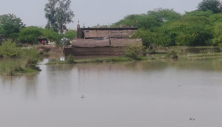 फोटो:43: कासिमपुर गांव के मुख्य मार्ग की जलमग्न पुलिया। संवाद फोटो:43: कासिमपुर गांव के मुख्य मार्ग की जलमग्न पुलिया। संवाद