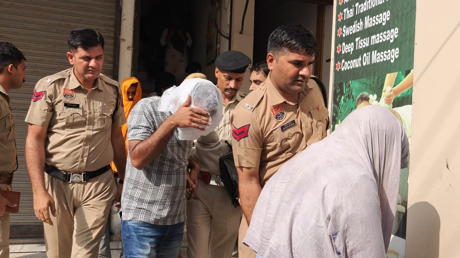 फतेहाबाद। शहर के सेक्टर तीन में चल रहे स्पा सेंटर से पकड़ी गई युवतियों को लेकर जाती पुलिस। संवा