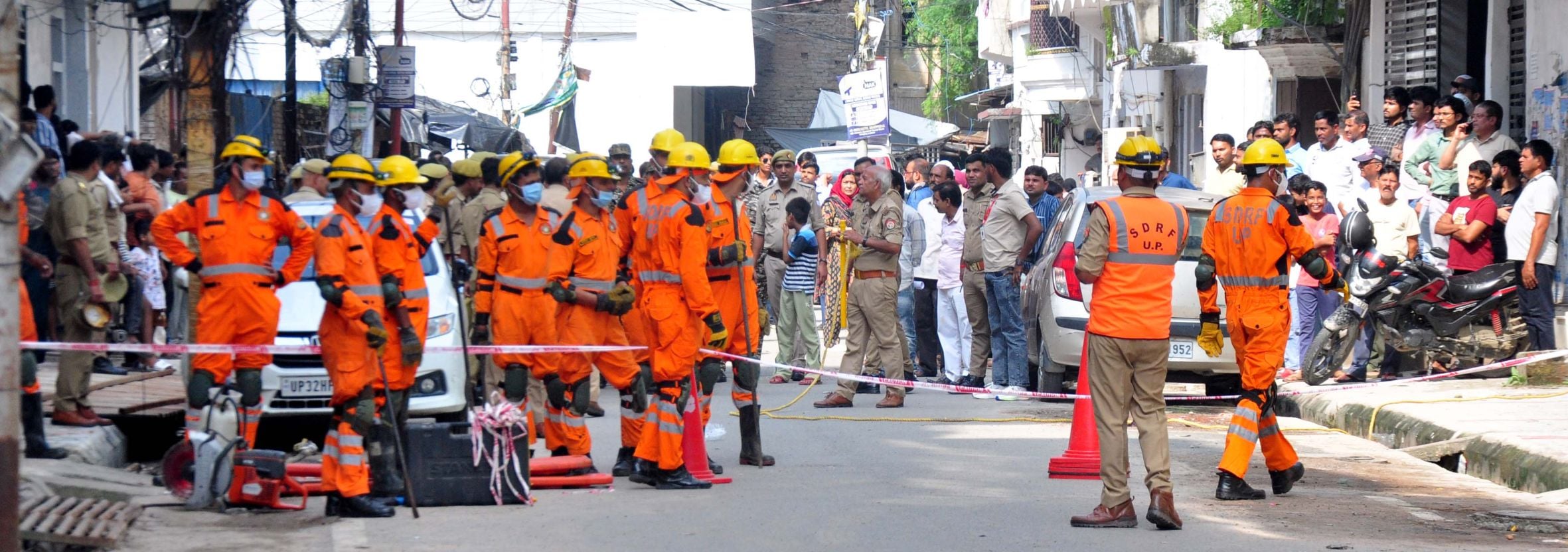गोलागंज के बारूदखाना में अवैध एसए अपार्टमेंट का पिलर तेज आवाज के साथ टूटने से हड़कंप मच गया। 