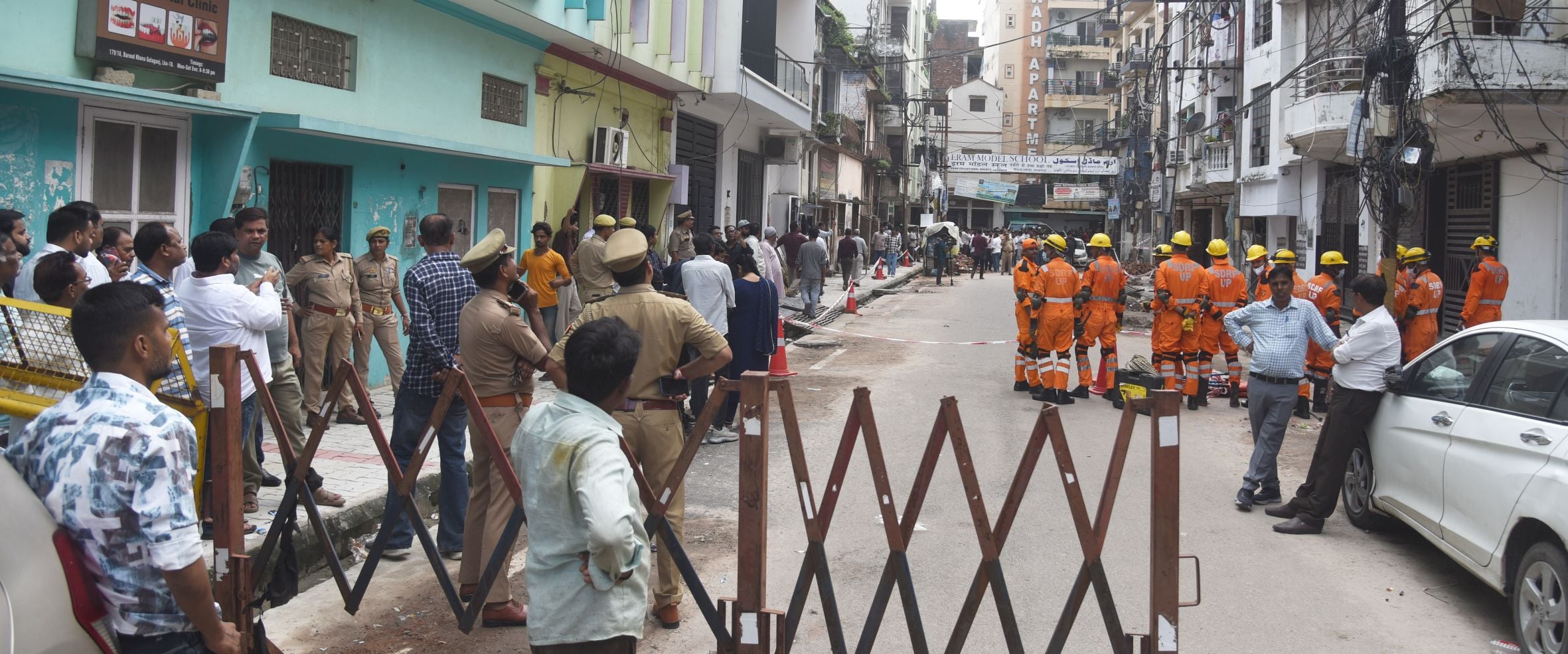 गोलागंज के बारूदखाना में अवैध एसए अपार्टमेंट का पिलर तेज आवाज के साथ टूटने से हड़कंप मच गया। 
