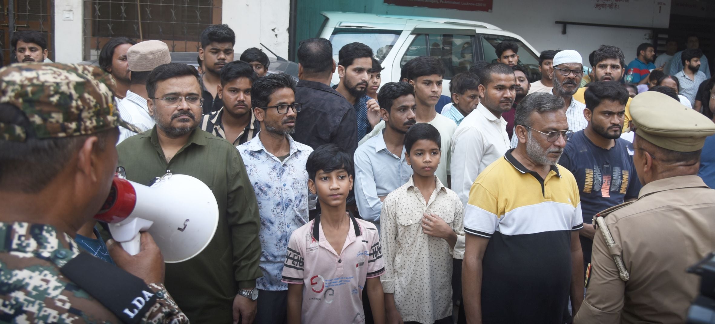गोलागंज के बारूदखाना में अवैध एसए अपार्टमेंट का पिलर तेज आवाज के साथ टूटने से हड़कंप मच गया। 