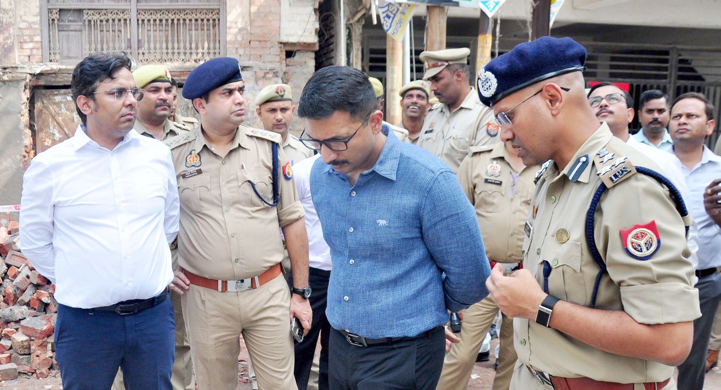 गोलागंज के बारूदखाना में अवैध एसए अपार्टमेंट का पिलर तेज आवाज के साथ टूटने से हड़कंप मच गया। 