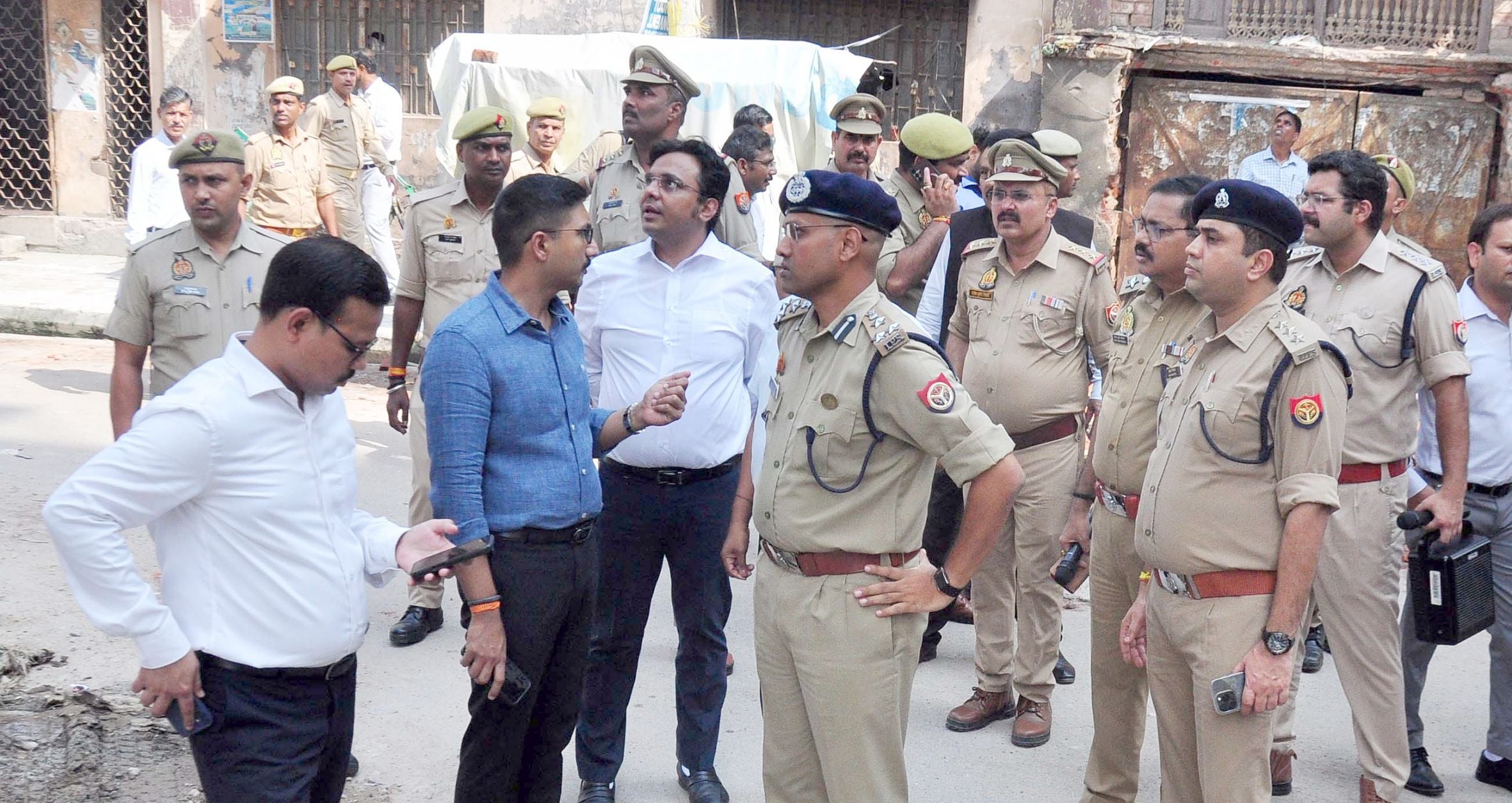 गोलागंज के बारूदखाना में अवैध एसए अपार्टमेंट का पिलर तेज आवाज के साथ टूटने से हड़कंप मच गया। 