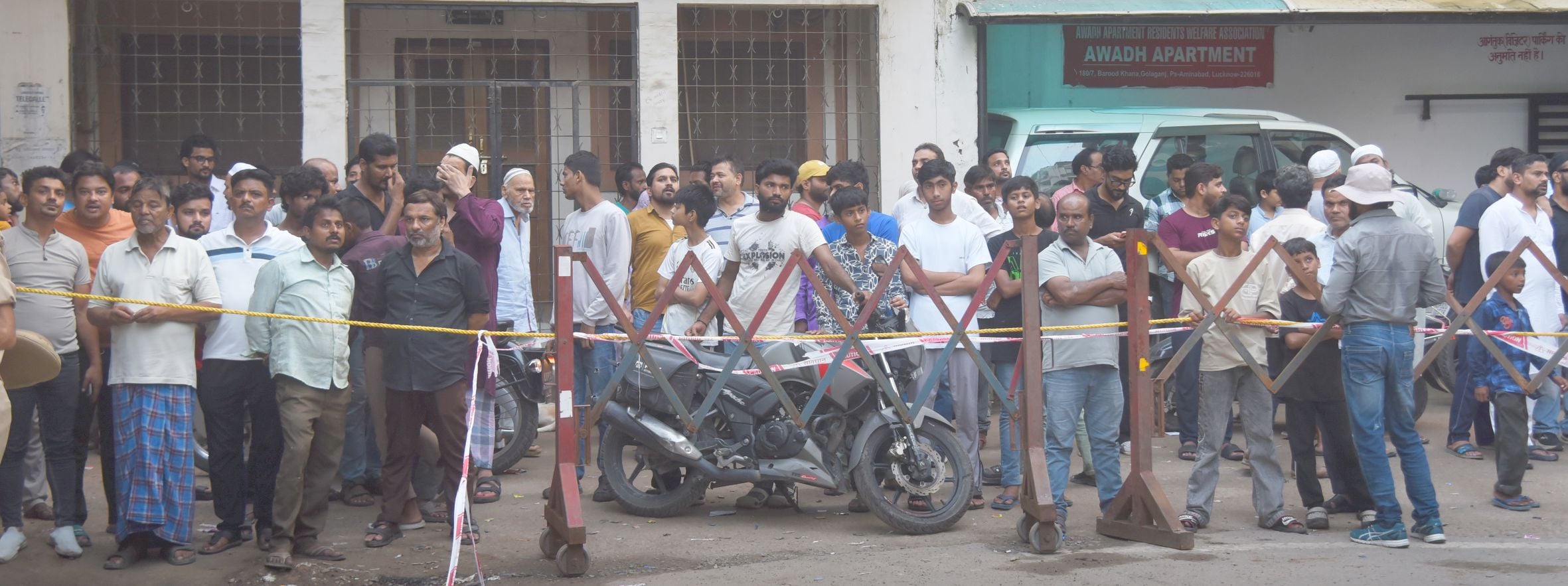 गोलागंज के बारूदखाना में अवैध एसए अपार्टमेंट का पिलर तेज आवाज के साथ टूटने से हड़कंप मच गया। 