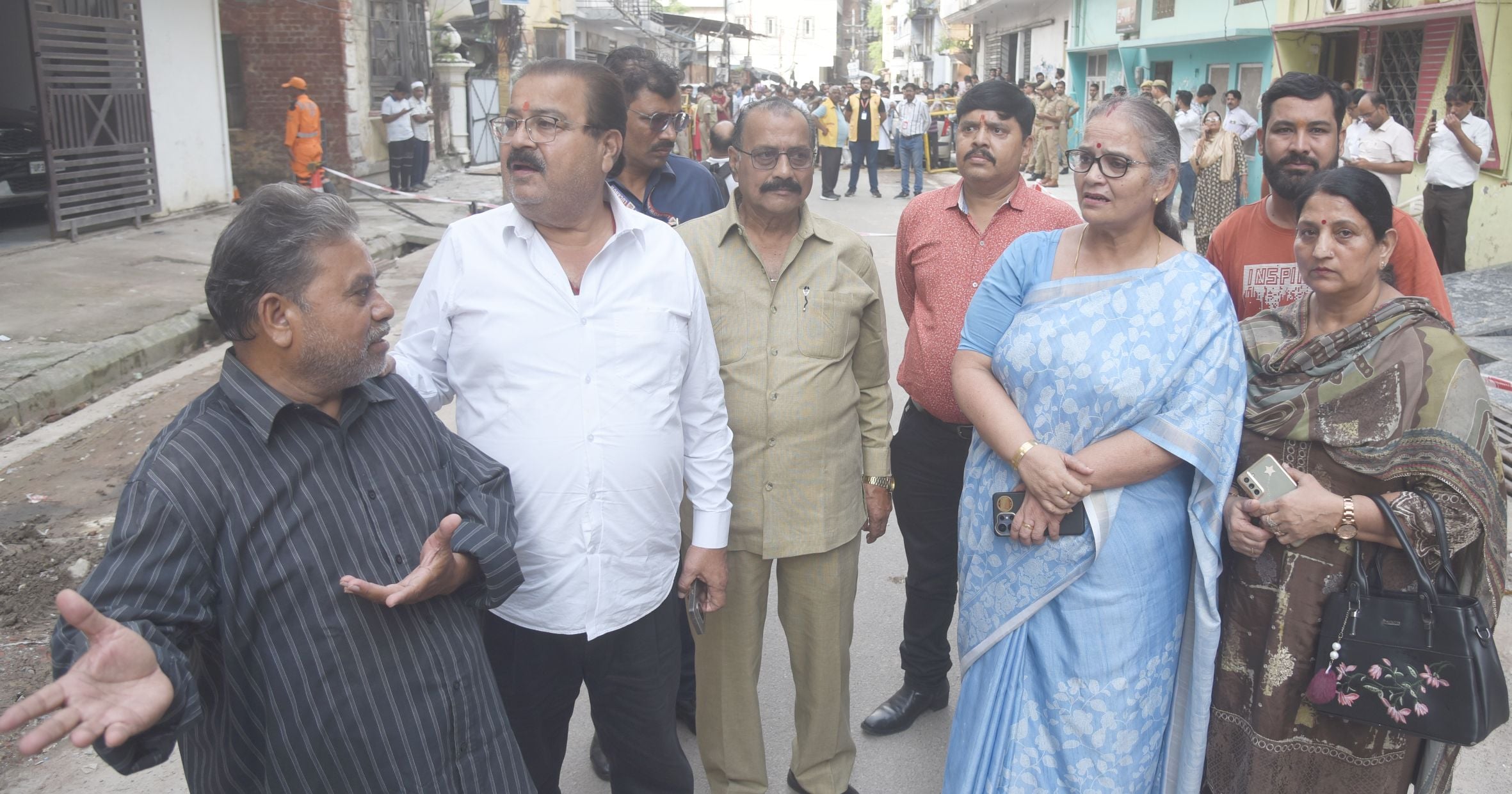 गोलागंज के बारूदखाना में अवैध एसए अपार्टमेंट का पिलर तेज आवाज के साथ टूटने से हड़कंप मच गया। 