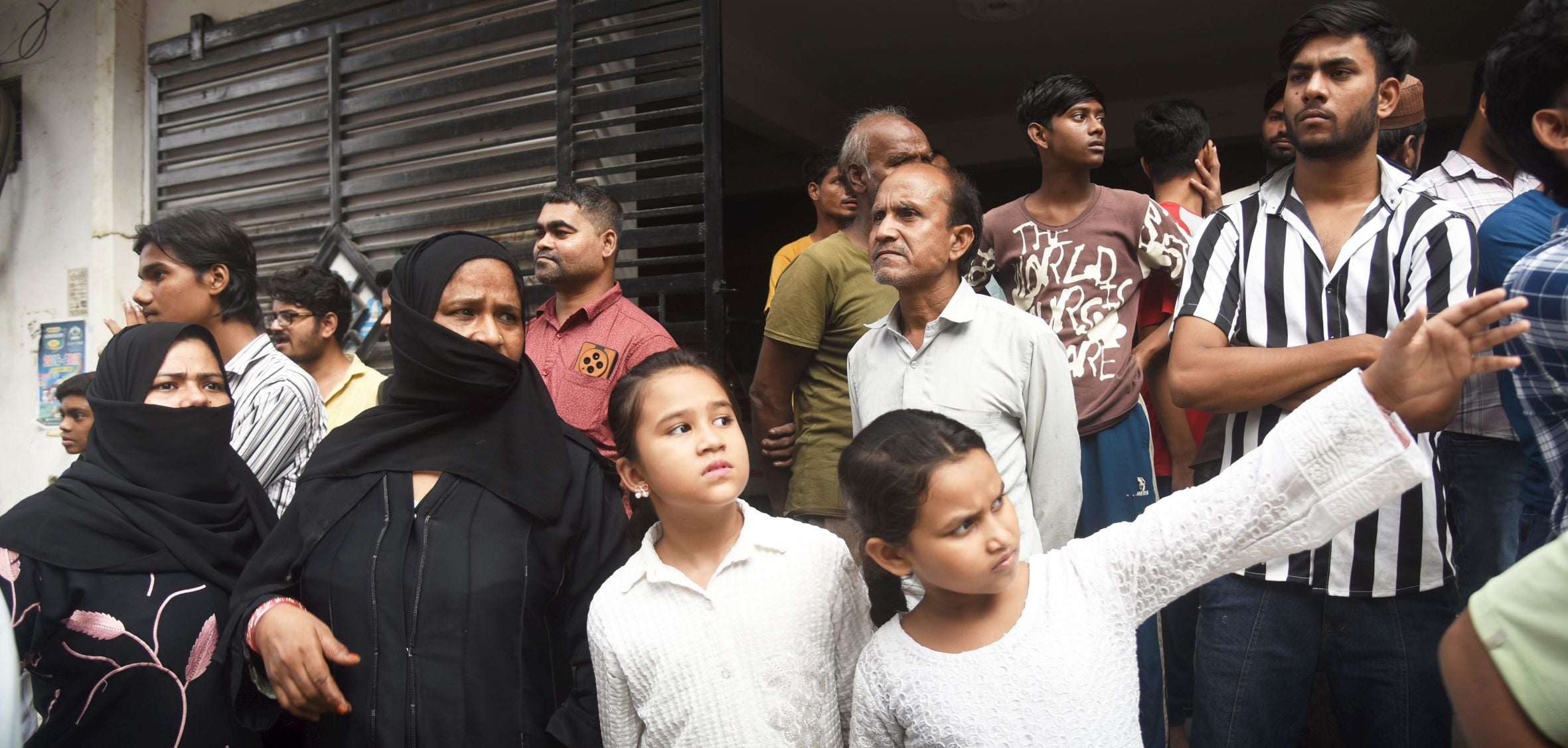 गोलागंज के बारूदखाना में अवैध एसए अपार्टमेंट का पिलर तेज आवाज के साथ टूटने से हड़कंप मच गया। 