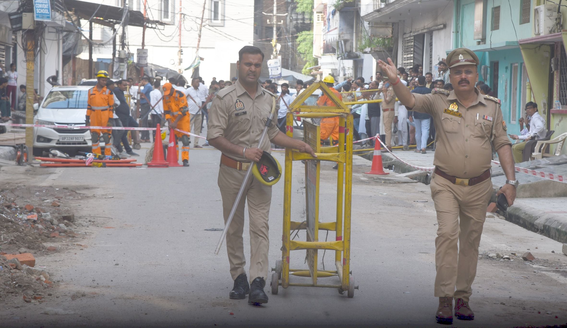 गोलागंज के बारूदखाना में अवैध एसए अपार्टमेंट का पिलर तेज आवाज के साथ टूटने से हड़कंप मच गया। 