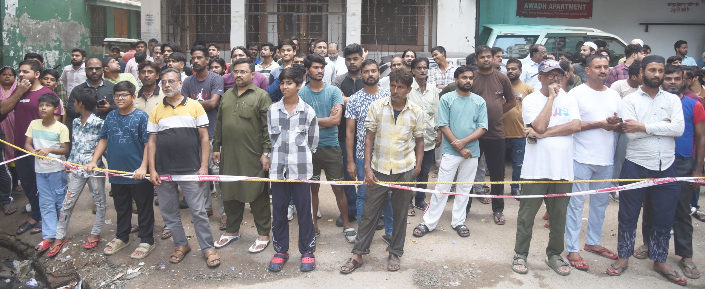 गोलागंज के बारूदखाना में अवैध एसए अपार्टमेंट का पिलर तेज आवाज के साथ टूटने से हड़कंप मच गया। 