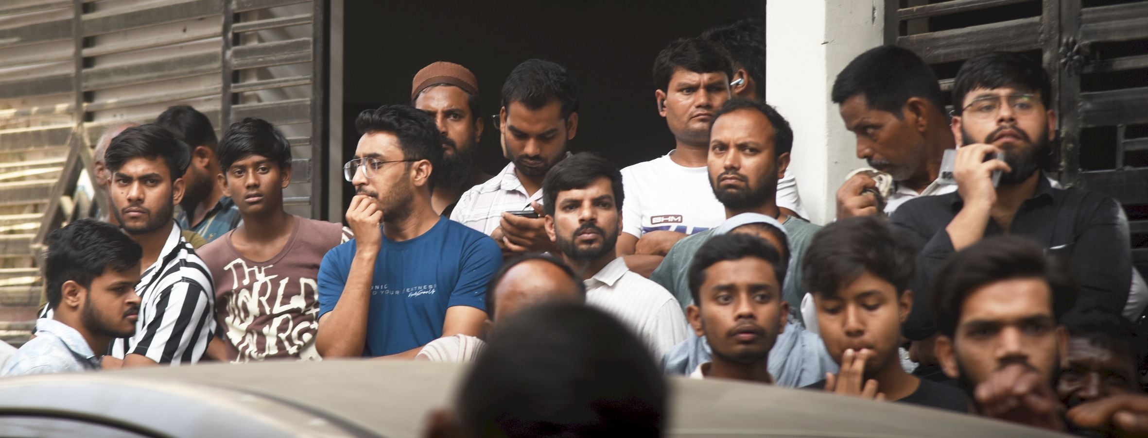 गोलागंज के बारूदखाना में अवैध एसए अपार्टमेंट का पिलर तेज आवाज के साथ टूटने से हड़कंप मच गया। 