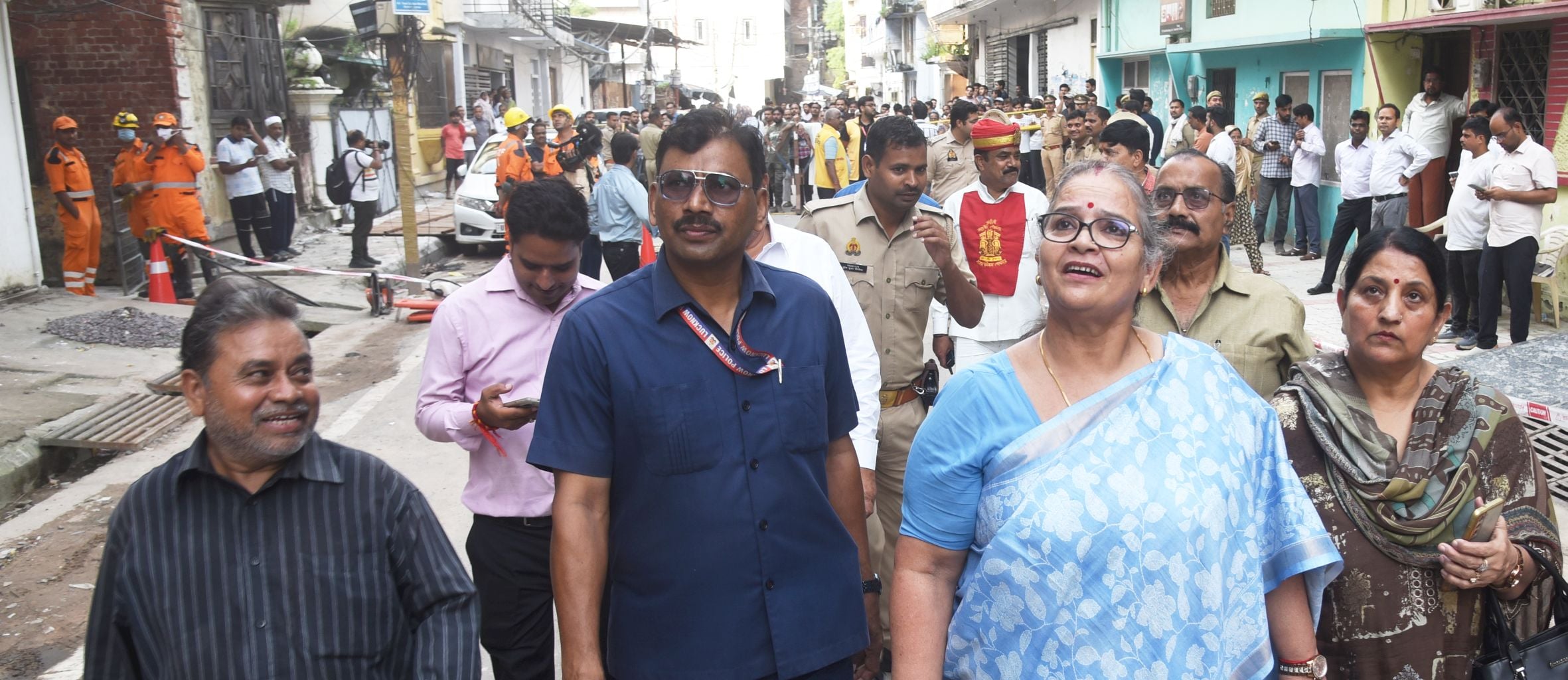गोलागंज के बारूदखाना में अवैध एसए अपार्टमेंट का पिलर तेज आवाज के साथ टूटने से हड़कंप मच गया। 