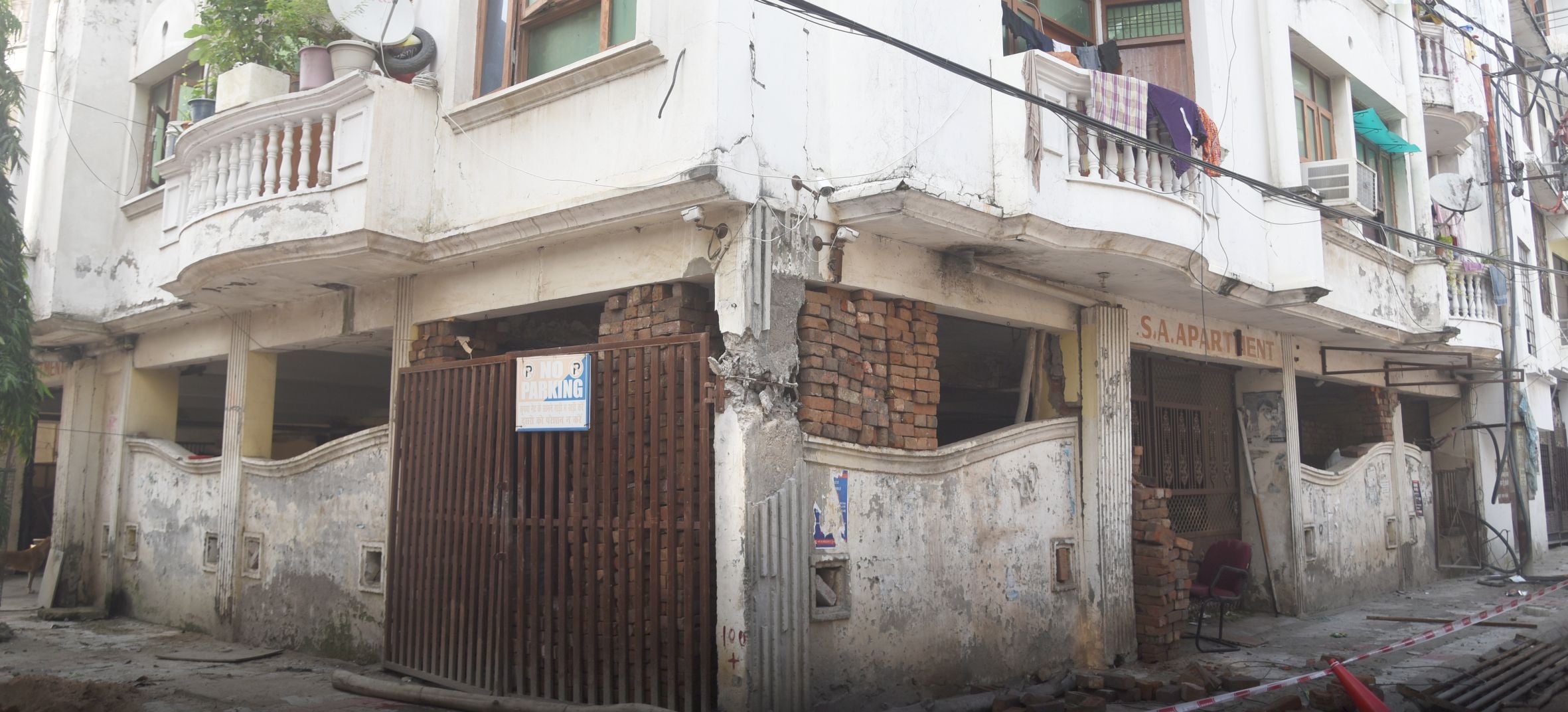 गोलागंज के बारूदखाना में अवैध एसए अपार्टमेंट का पिलर तेज आवाज के साथ टूटने से हड़कंप मच गया। 