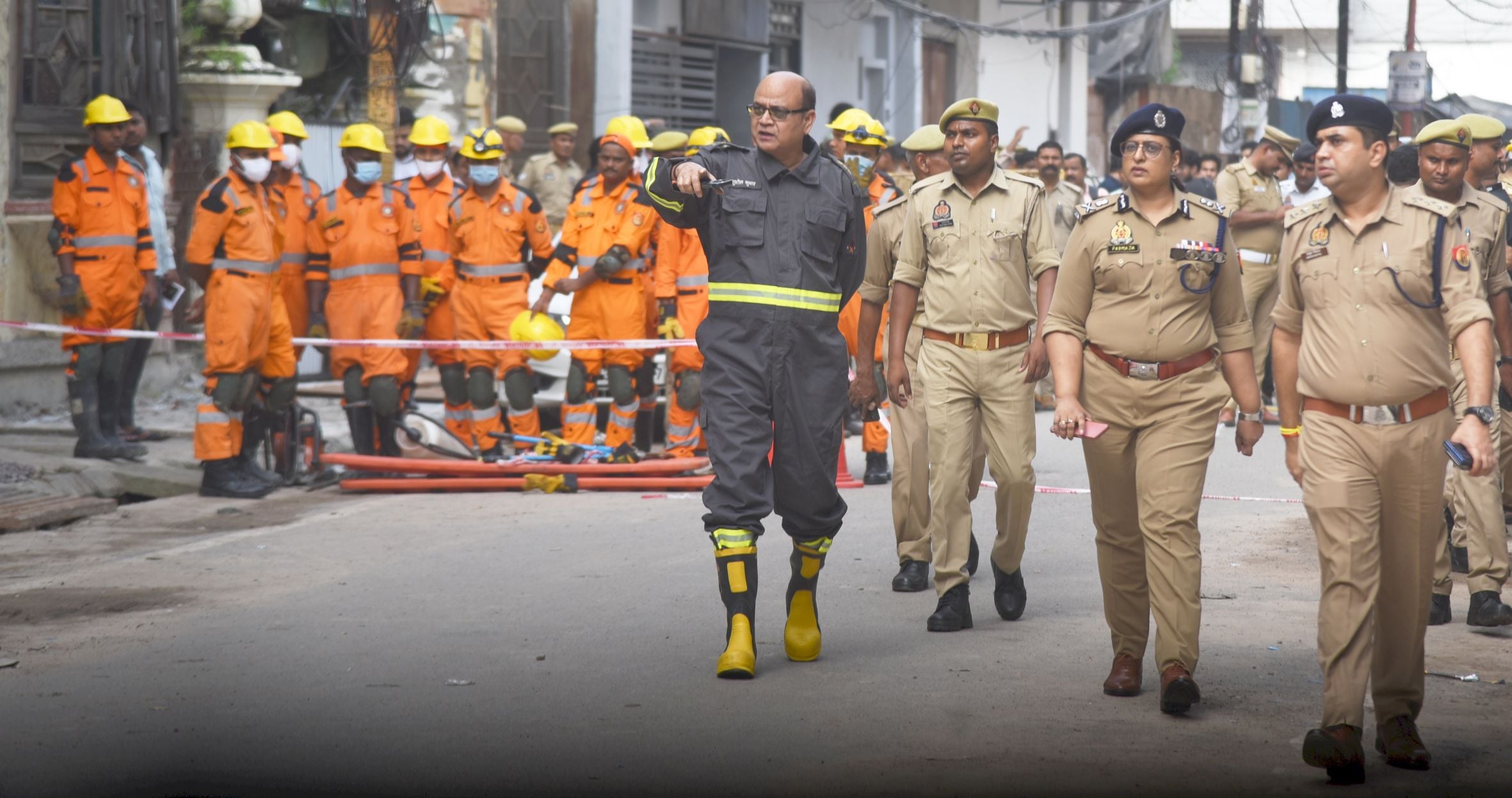गोलागंज के बारूदखाना में अवैध एसए अपार्टमेंट का पिलर तेज आवाज के साथ टूटने से हड़कंप मच गया। 