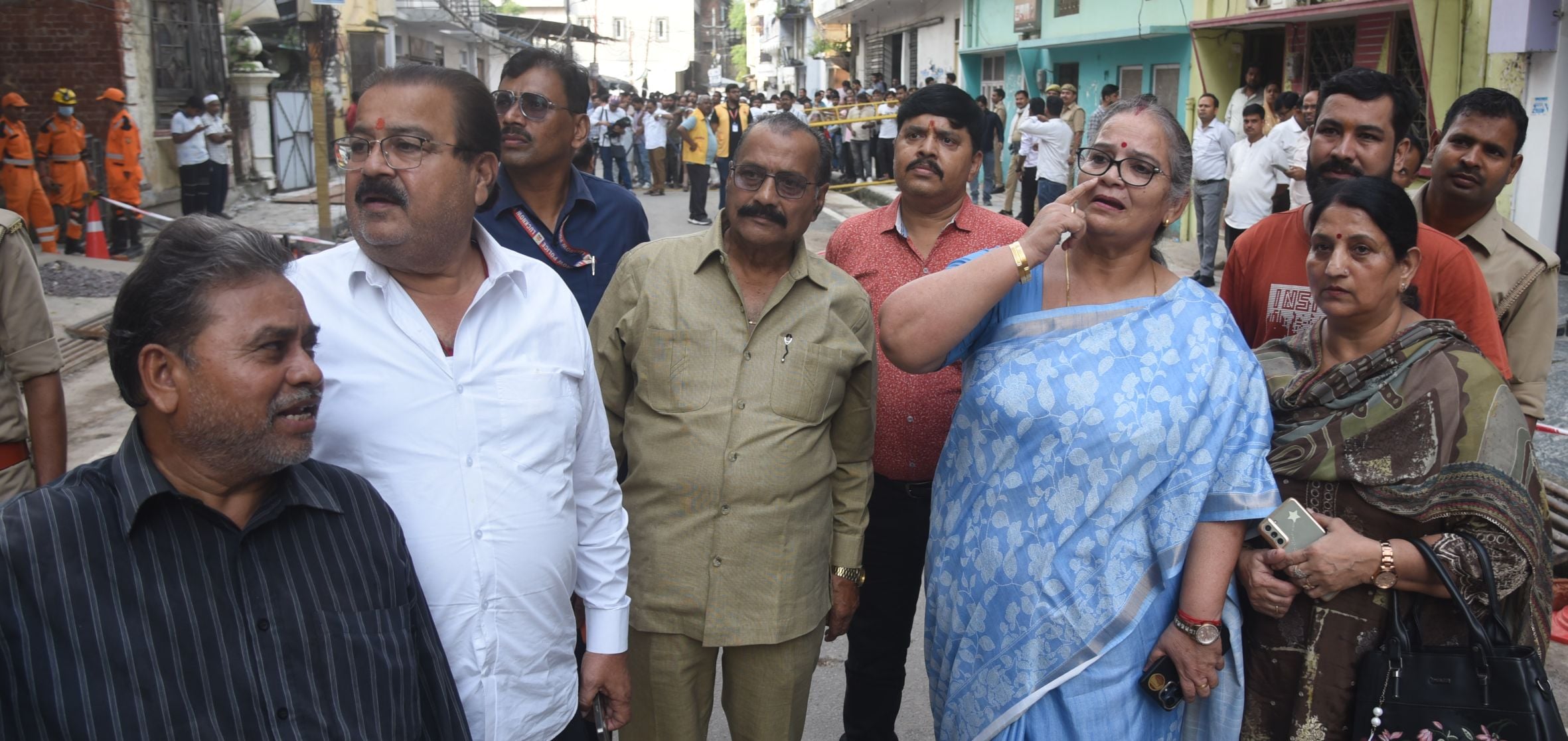 गोलागंज के बारूदखाना में अवैध एसए अपार्टमेंट का पिलर तेज आवाज के साथ टूटने से हड़कंप मच गया। 