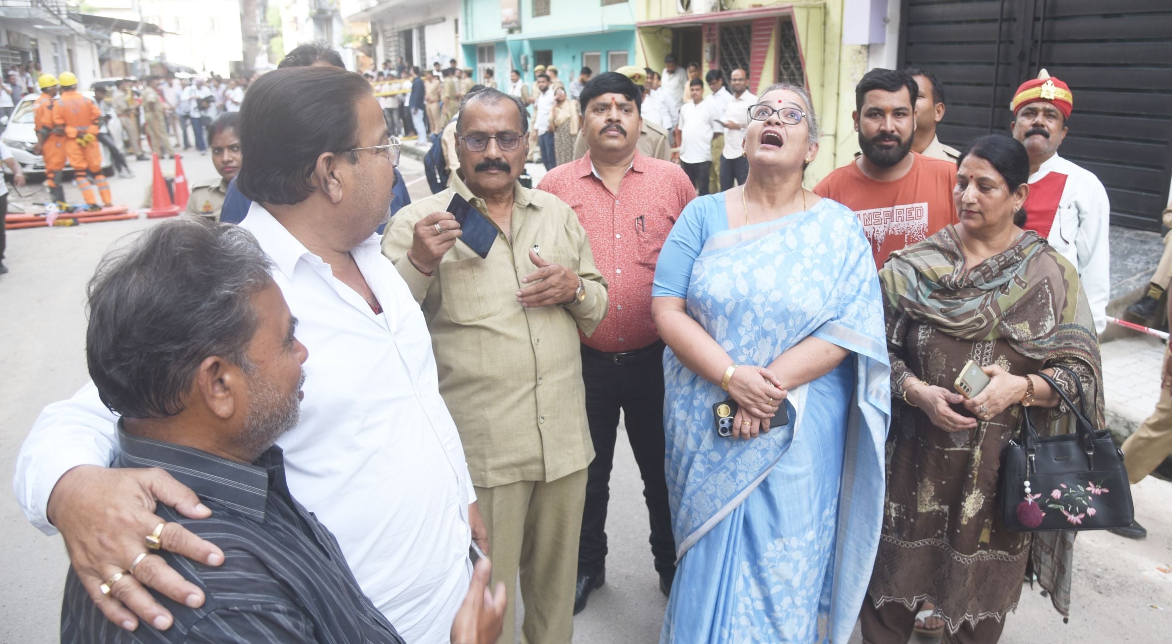 गोलागंज के बारूदखाना में अवैध एसए अपार्टमेंट का पिलर तेज आवाज के साथ टूटने से हड़कंप मच गया। 