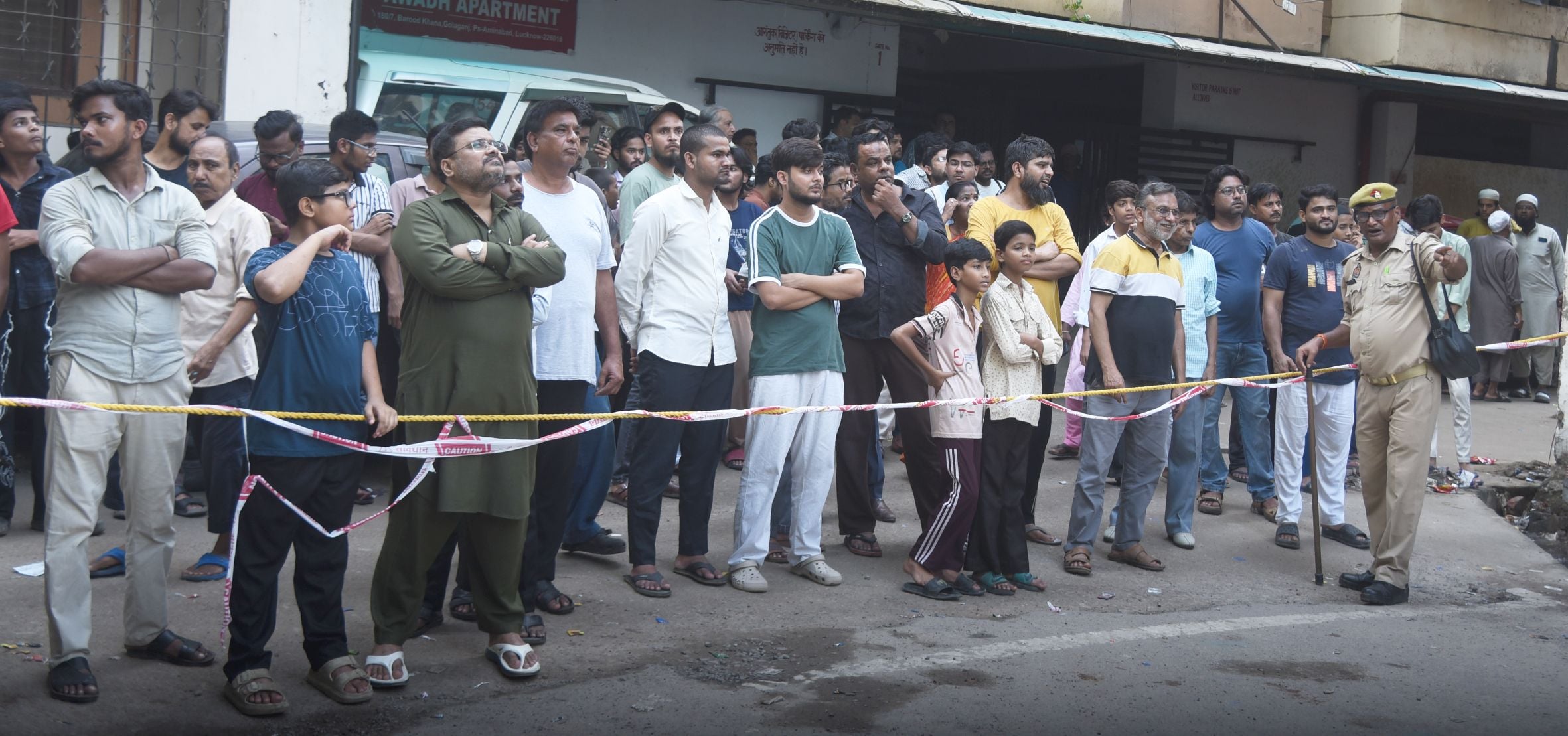 गोलागंज के बारूदखाना में अवैध एसए अपार्टमेंट का पिलर तेज आवाज के साथ टूटने से हड़कंप मच गया। 