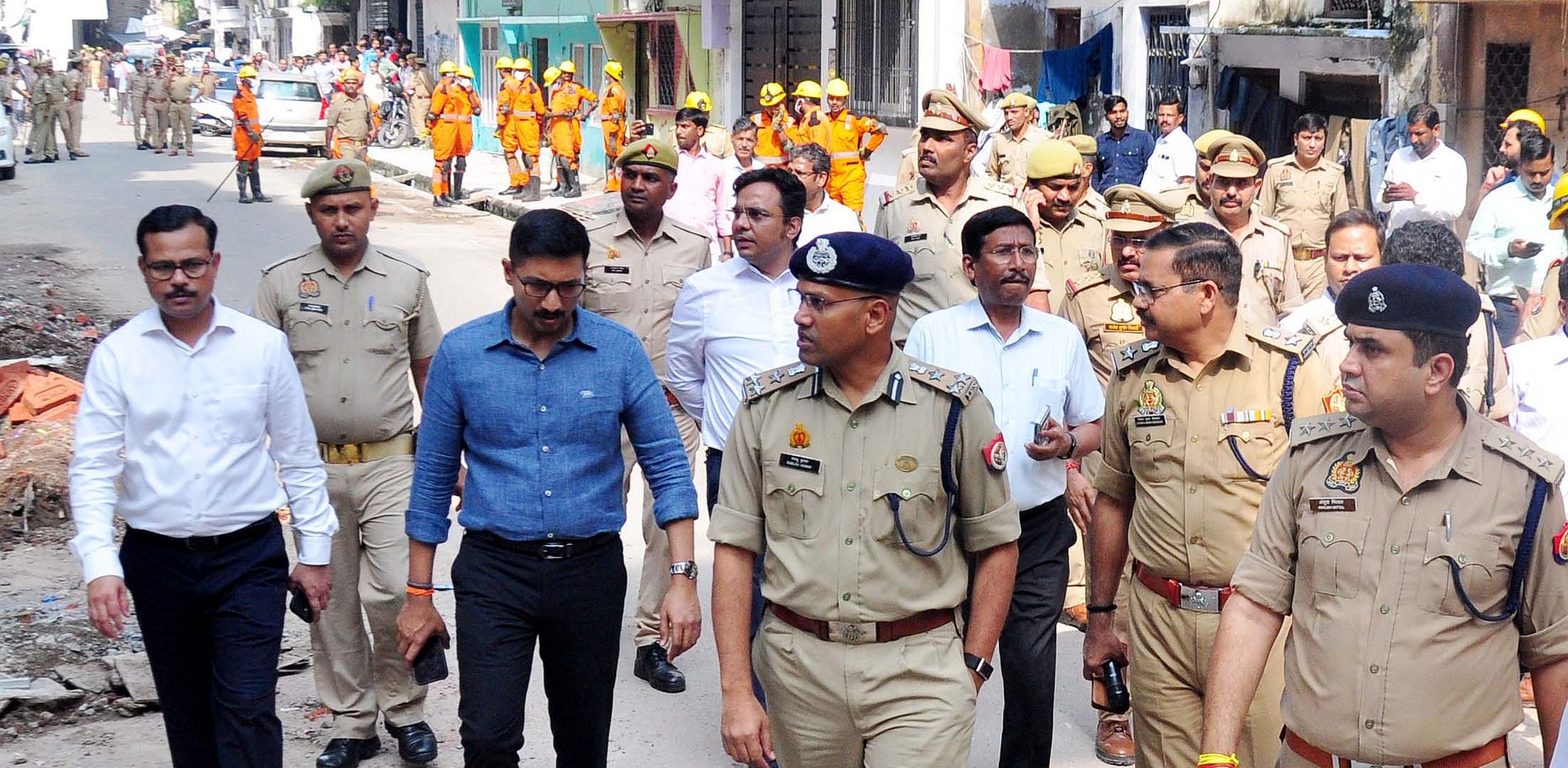 गोलागंज के बारूदखाना में अवैध एसए अपार्टमेंट का पिलर तेज आवाज के साथ टूटने से हड़कंप मच गया। 