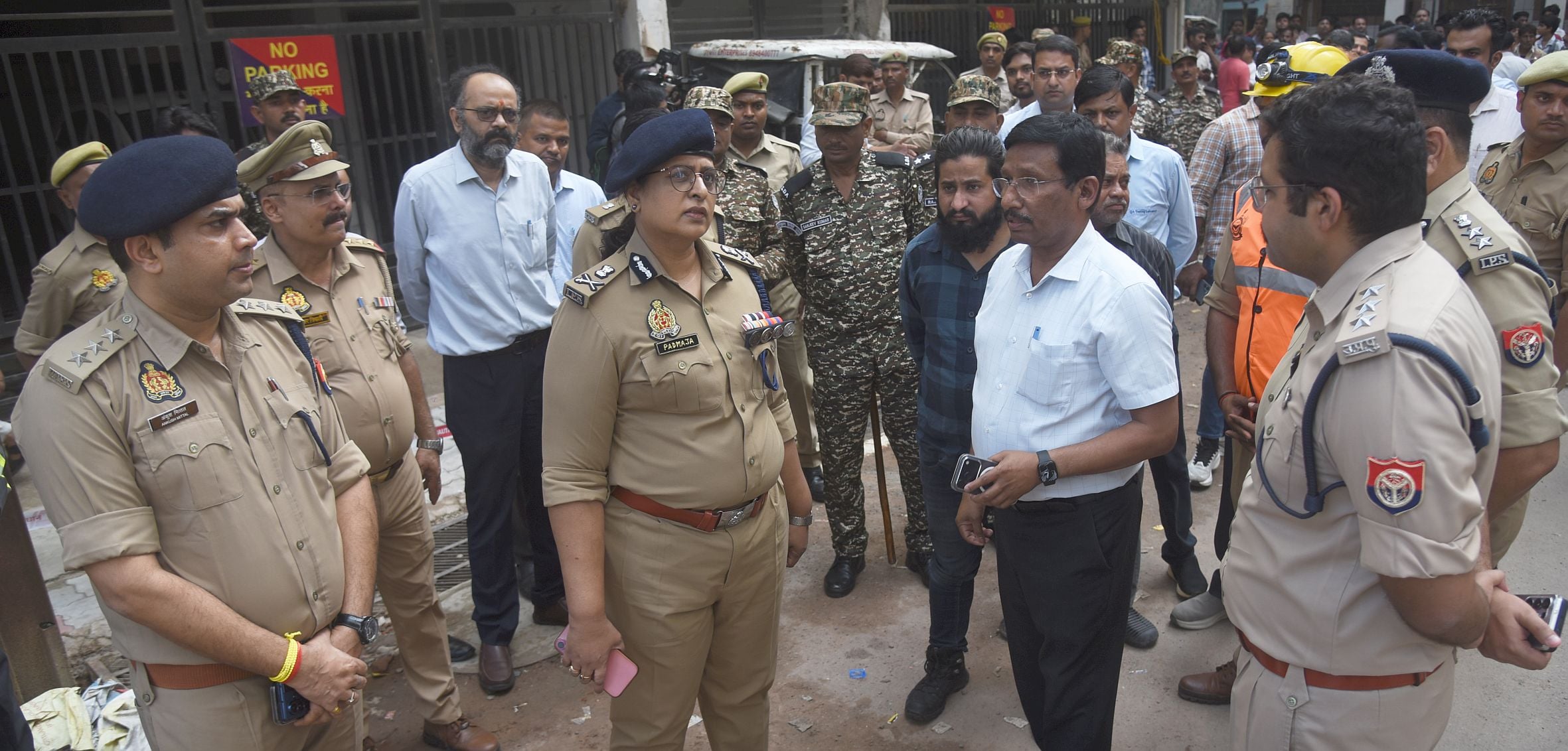 गोलागंज के बारूदखाना में अवैध एसए अपार्टमेंट का पिलर तेज आवाज के साथ टूटने से हड़कंप मच गया। 