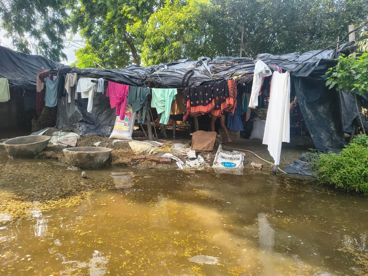 गांवों में बढ़ा पानी और चंद्रिका देवी मंदिर के मार्ग पर भरा पानी।