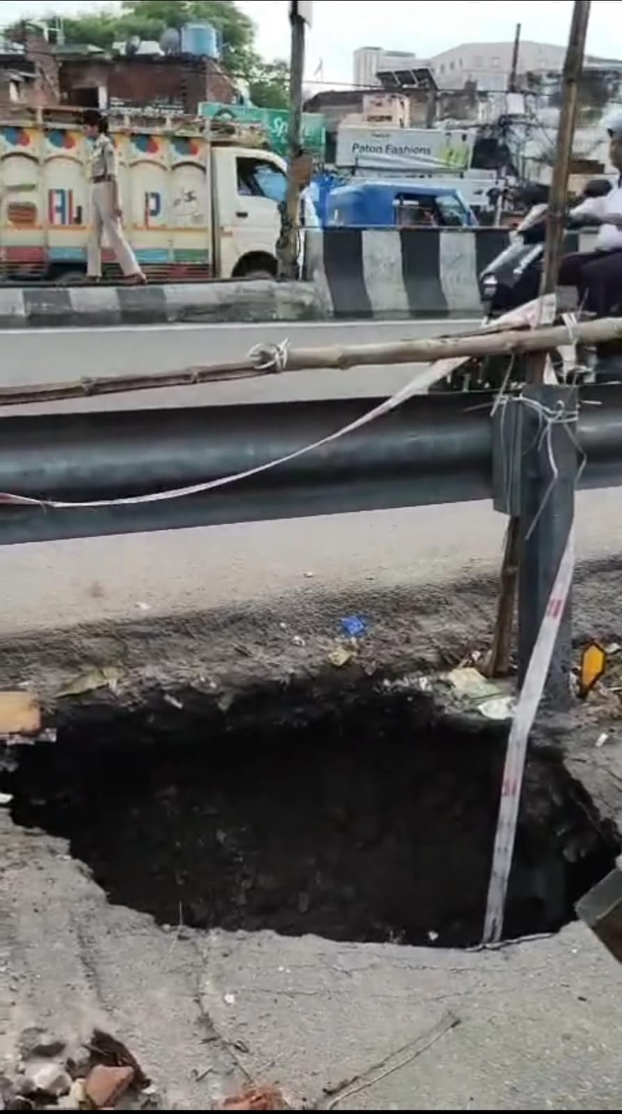 इस्माइलगंज सर्विस लेन की सड़क धंसी। इस्माइलगंज सर्विस लेन की सड़क धंसी।