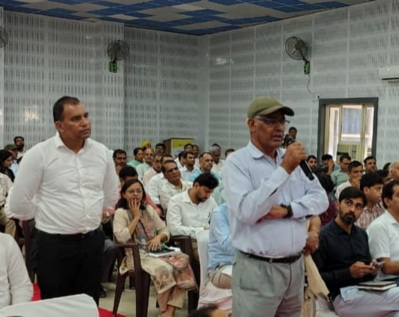 जिला कष्ट निवारण समिति की बैठक में परिवादों की सुनवाई करते मंत्री रणबीर गंगवा। संवाद जिला कष्ट निवारण समिति की बैठक में परिवादों की सुनवाई करते मंत्री रणबीर गंगवा। संवाद