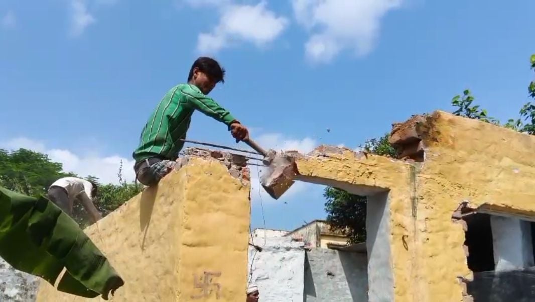 ज्योति विद्या मंदिर का भवन तोड़ते श्रमिक व मौके पर पड़ा मलबा। स्रोत: वीडियोग्रैब ज्योति विद्या मंदिर का भवन तोड़ते श्रमिक व मौके पर पड़ा मलबा। स्रोत: वीडियोग्रैब