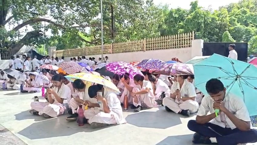 केजीएमयू में प्रदर्शन करते विद्यार्थी