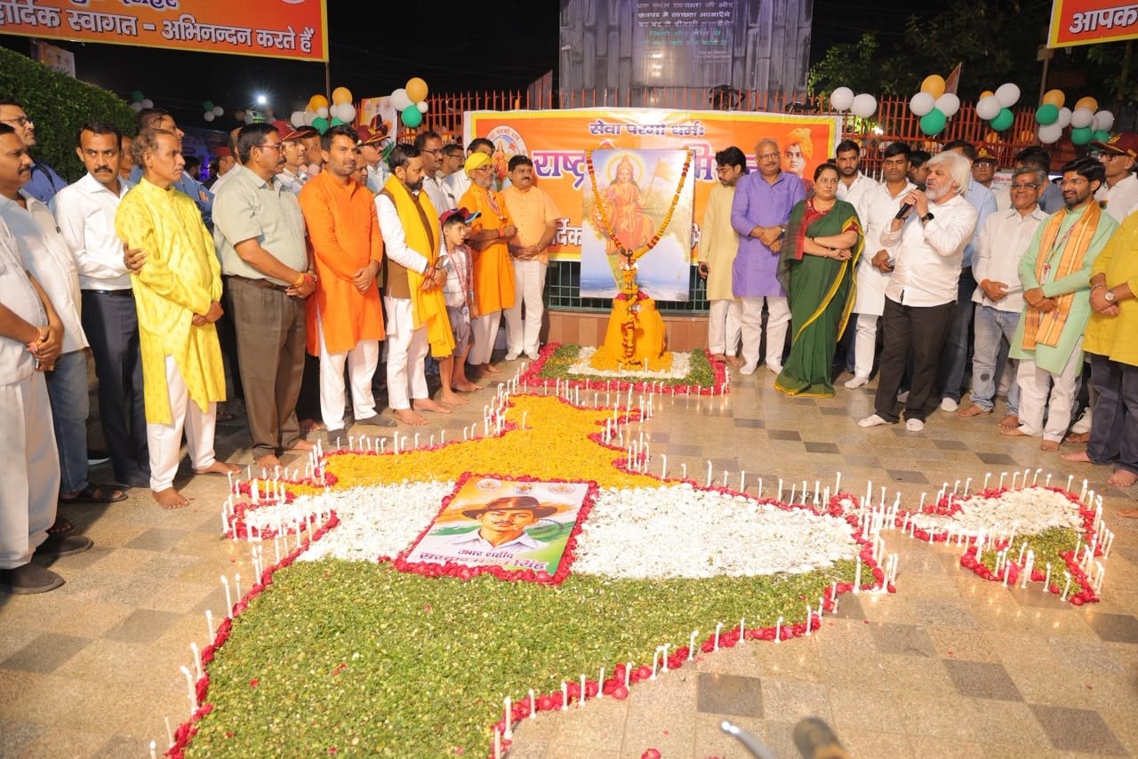 कालाआम पर भगत सिंह की जयंती पर हुए कार्यक्रम की शुरूआत करते अतिथि व आयोजक। स्रोत: संगठन