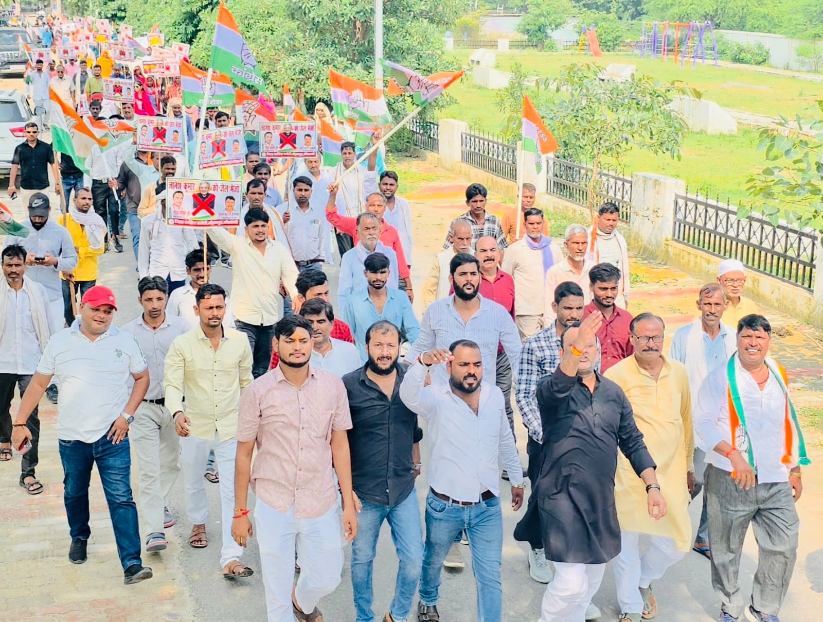 कलक्ट्रेट परिसर में ज्ञानेश कुमार का पुतला फुंकते कांग्रेसी। स्रोत: पार्टी