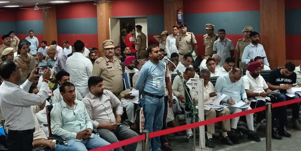 कुरुक्षेत्र। जिला लोक संपर्क एवं कष्ट निवारण समिति की बैठक में शिकायतें सुनते हुए विकास एवं पं