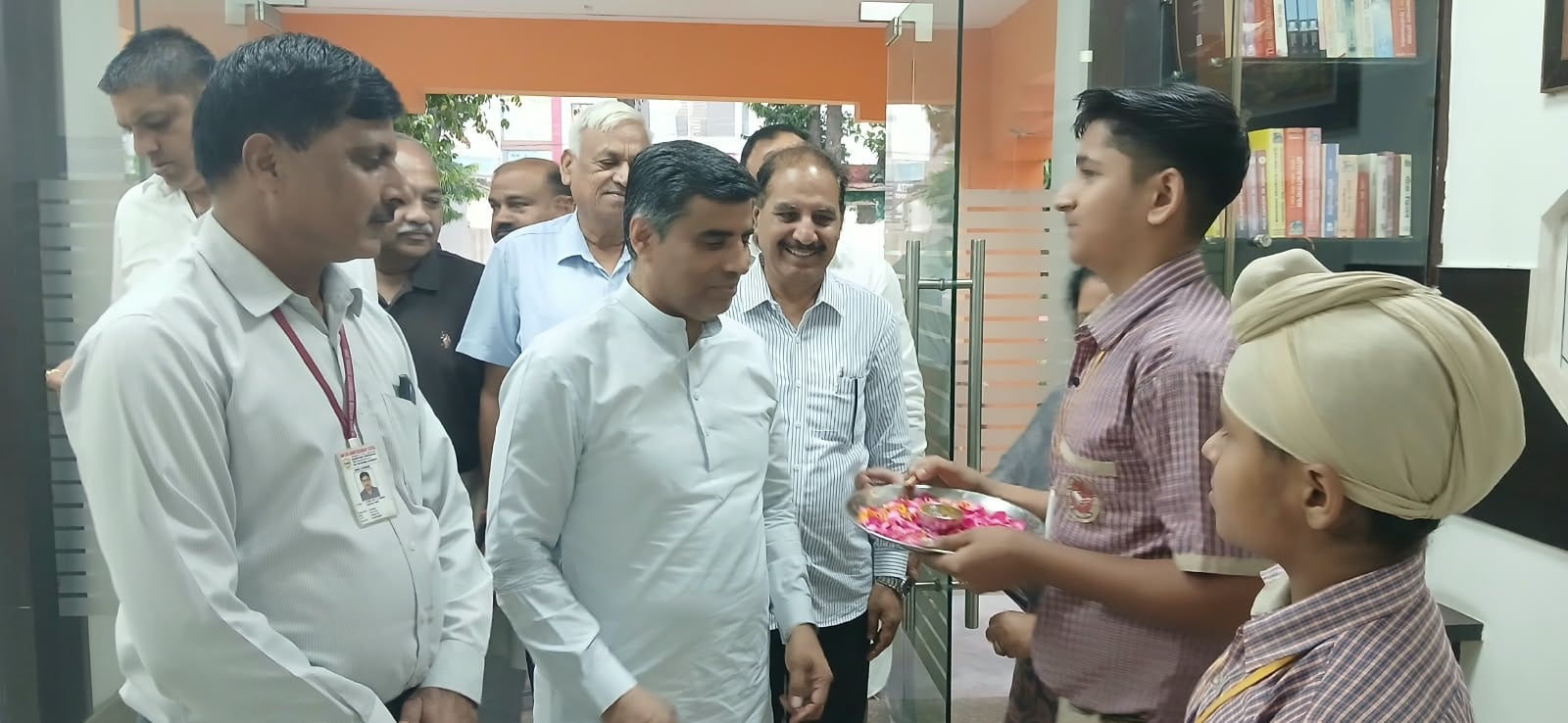 कुरुक्षेत्र। निरीक्षण के दौरान बच्चों से बातचीत करते प्रदेश के शिक्षा मंत्री महिपाल ढांडा। प्रब कुरुक्षेत्र। निरीक्षण के दौरान बच्चों से बातचीत करते प्रदेश के शिक्षा मंत्री महिपाल ढांडा। प्रब