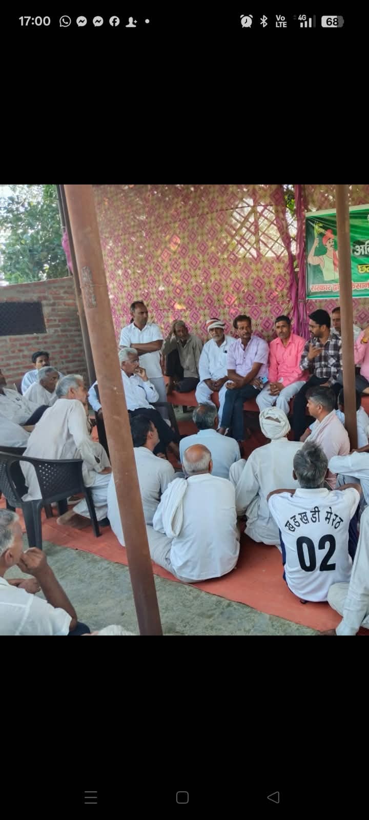 खरखौदा - धरना स्थल पर किसानों से वार्ता करते लेखपाल। स्रोत : संवाद